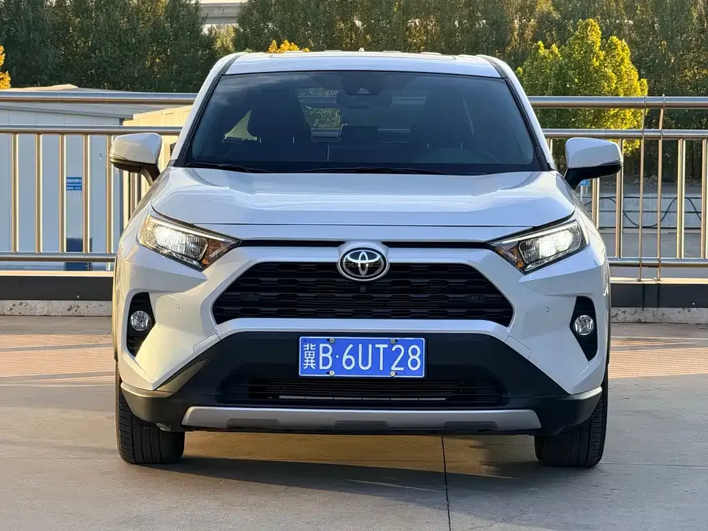 Toyota RAV4 2023 из CN, фото 2