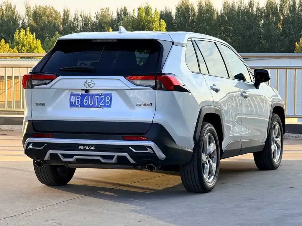 Toyota RAV4 2023 из CN, фото 4