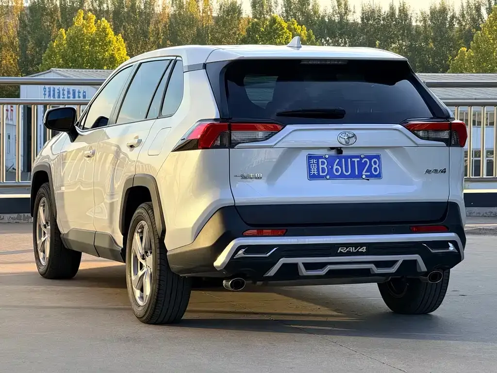 Toyota RAV4 2023 из CN, фото 6