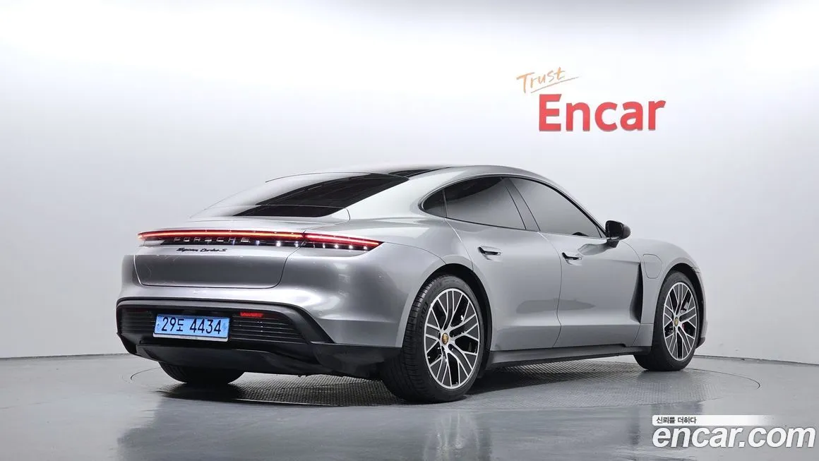Porsche Taycan 2021 из KR, фото 2