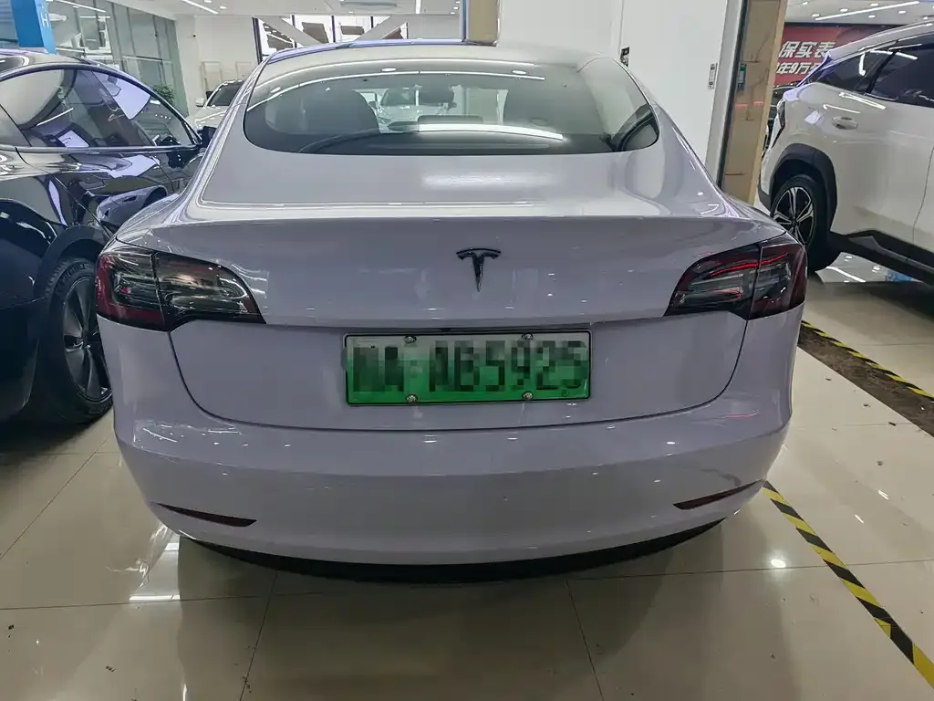 Tesla Model 3 — фото 10