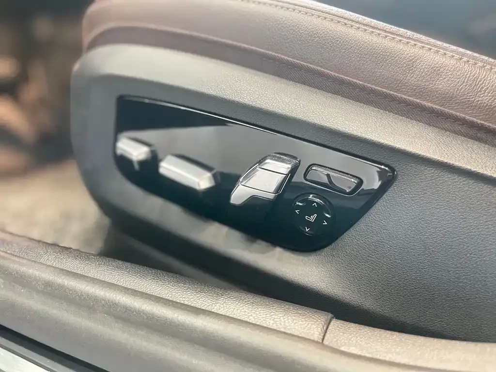 BMW 5 Series 2023 из CN, фото 10