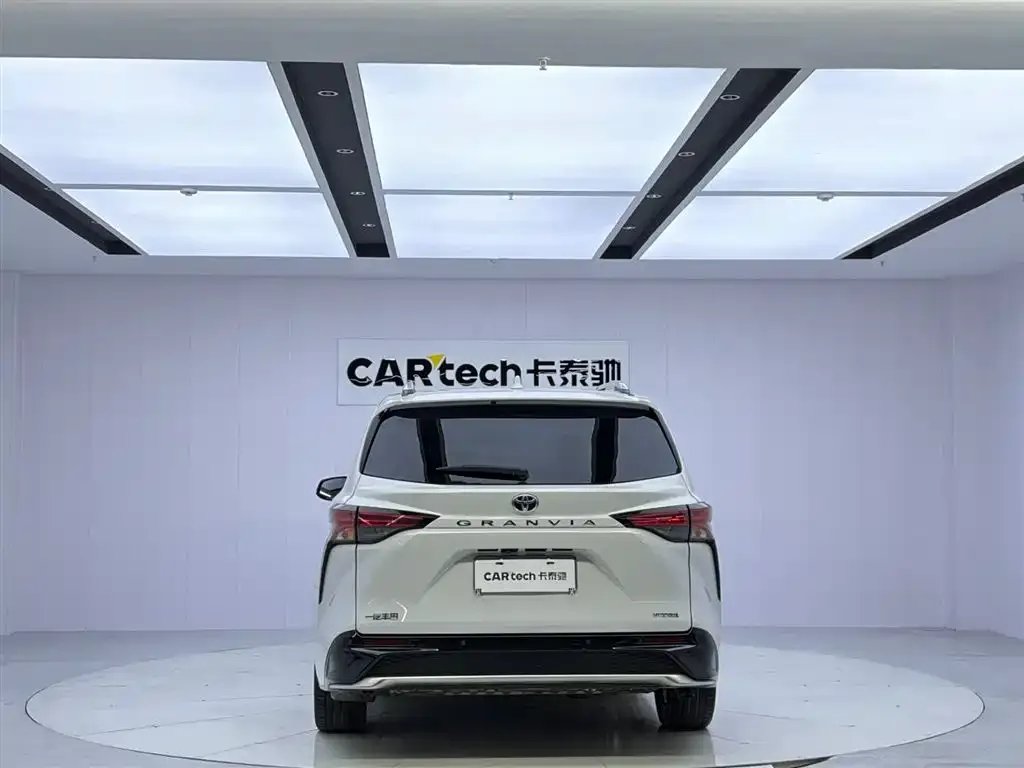 Toyota Granvia 2023 из CN, фото 4