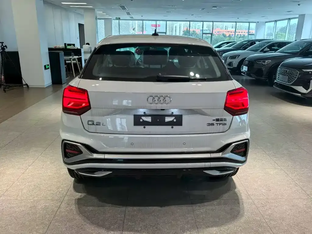 Audi Q2L 2025 из CN, фото 5