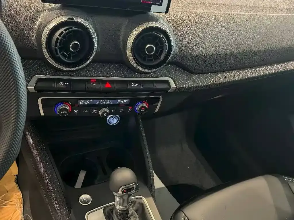 Audi Q2L 2025 из CN, фото 8