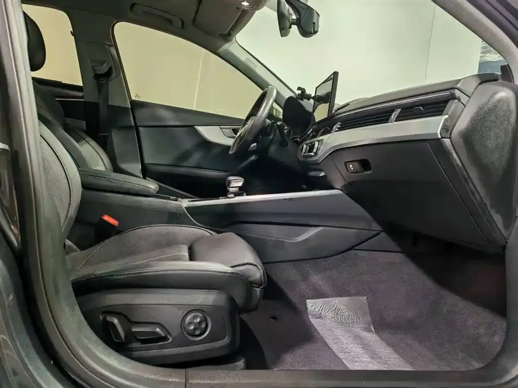 Audi A4L 2021 из CN, фото 7