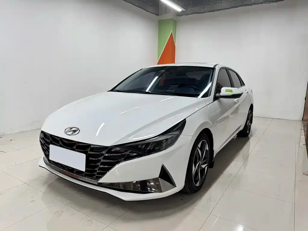 Hyundai Elantra — фото 1