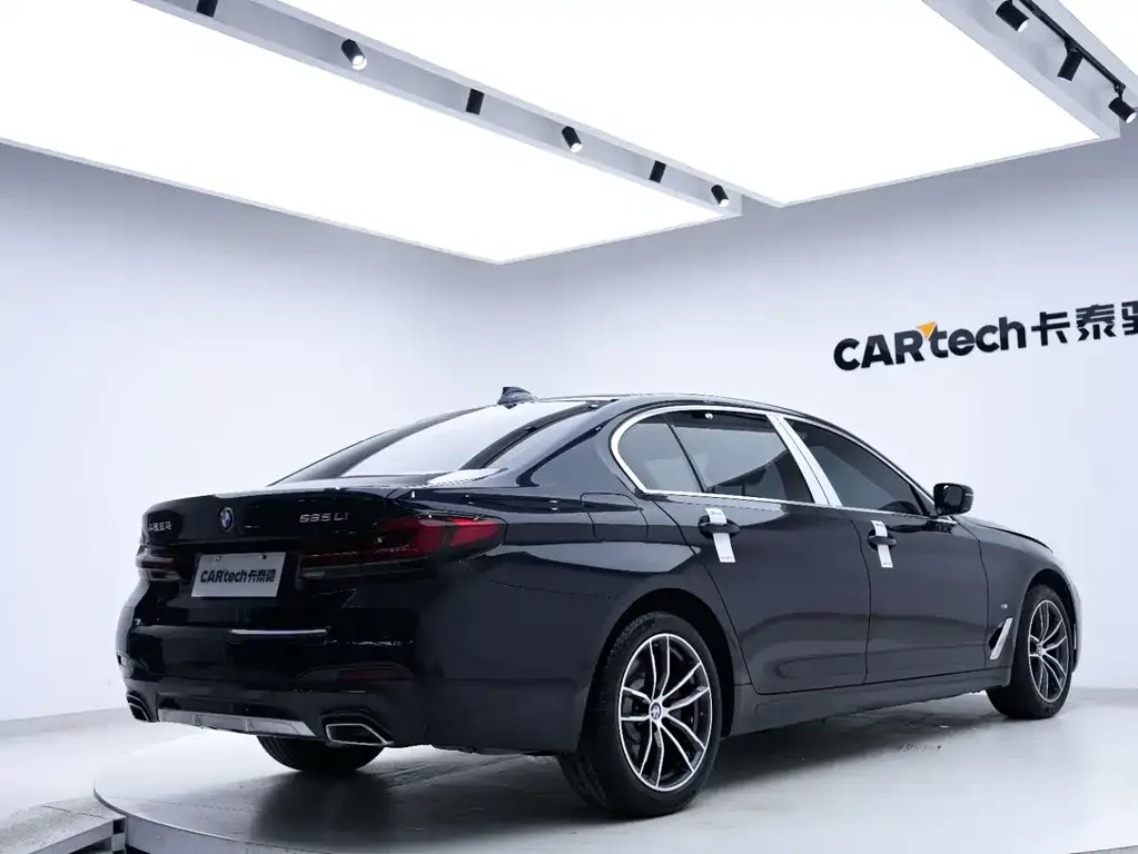 BMW 5 Series 2022 из CN, фото 8