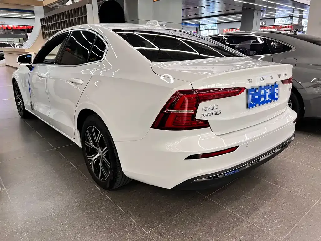 Volvo S60 2022 из CN, фото 4
