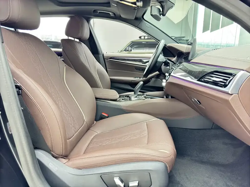 BMW 5 Series 2023 из CN, фото 9