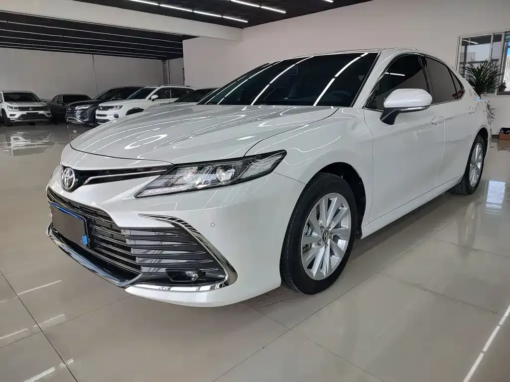 Toyota Camry — фото 1