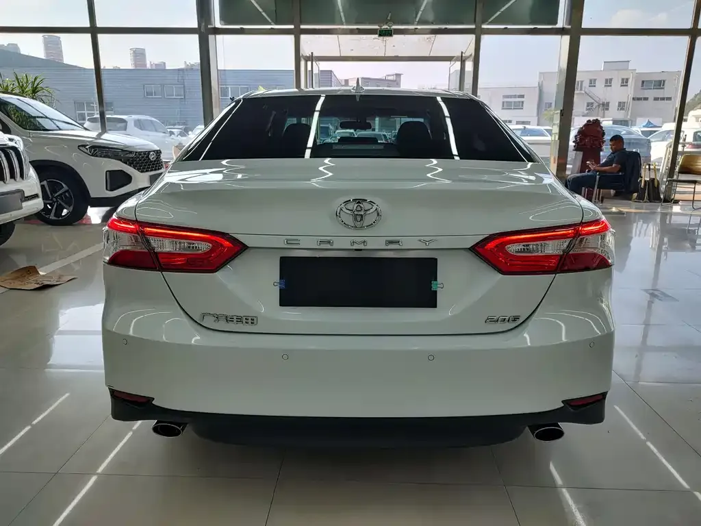 Toyota Camry — фото 5