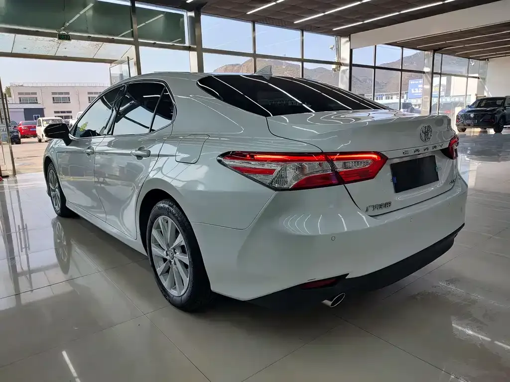 Toyota Camry — фото 6