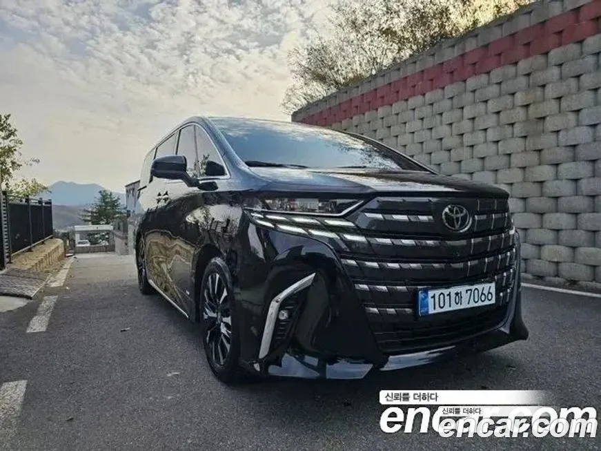 Toyota Alphard — фото 1