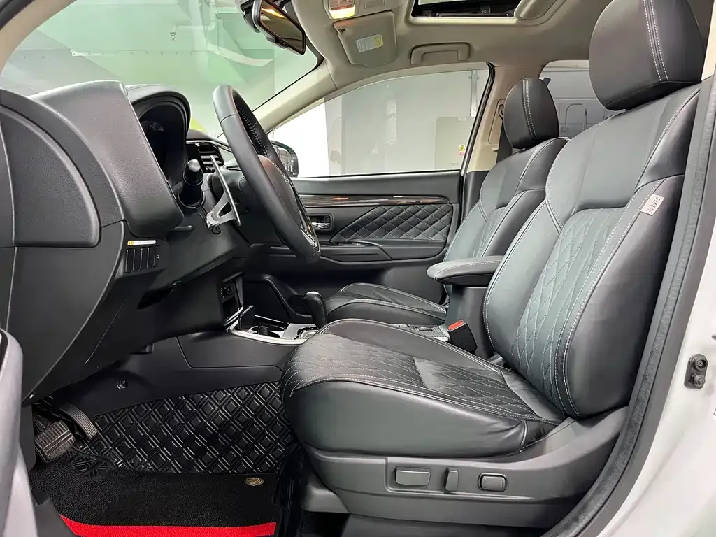 Mitsubishi Outlander 2021 из CN, фото 10