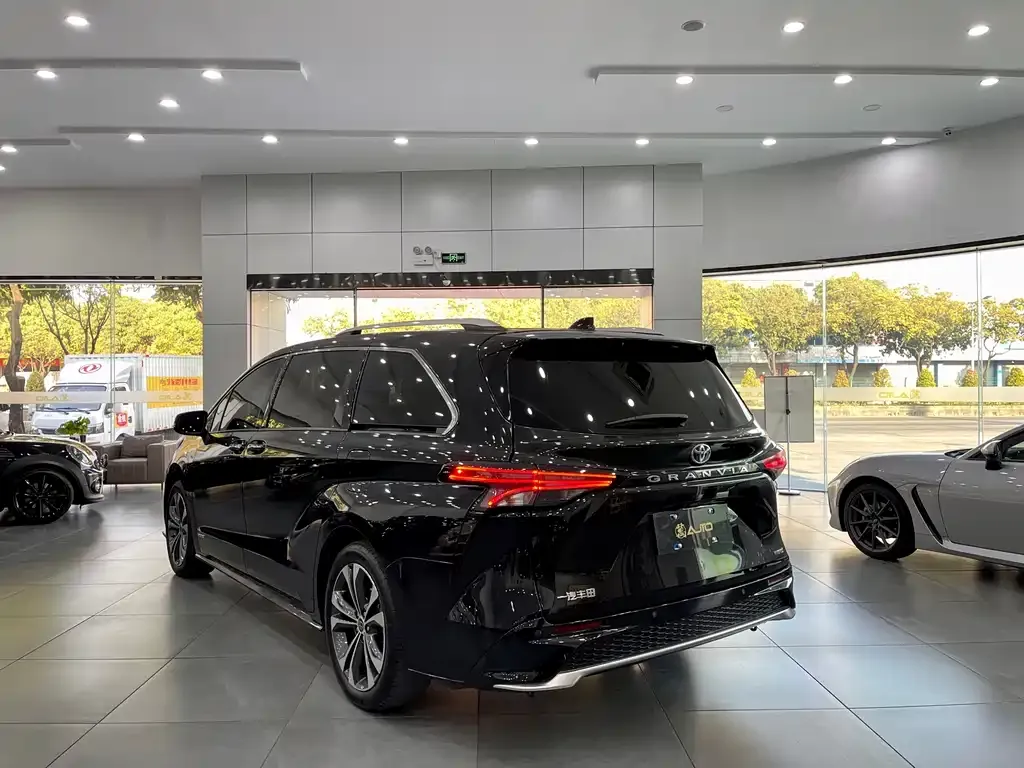 Toyota Granvia 2023 из CN, фото 6