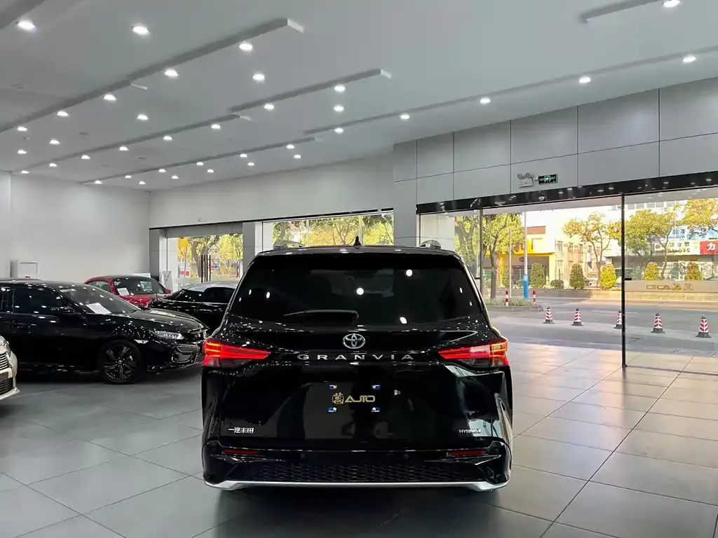 Toyota Granvia 2023 из CN, фото 7