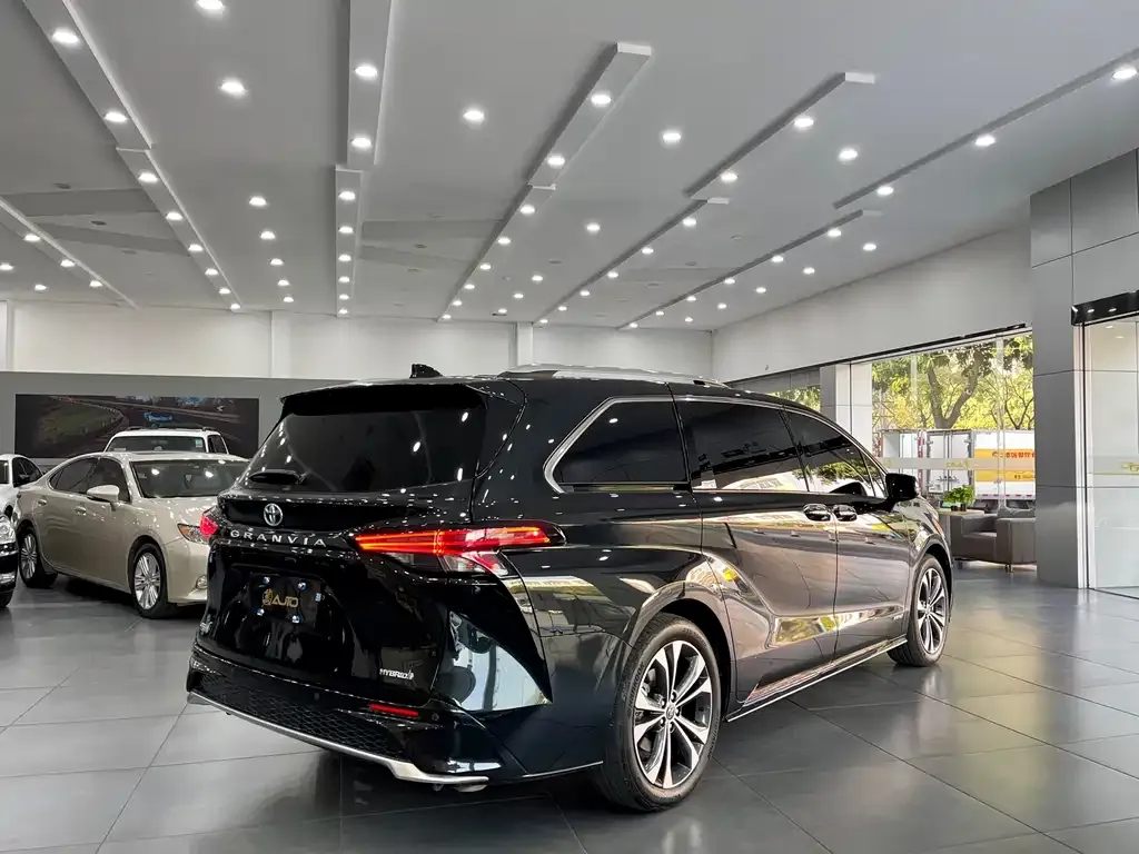 Toyota Granvia 2023 из CN, фото 8
