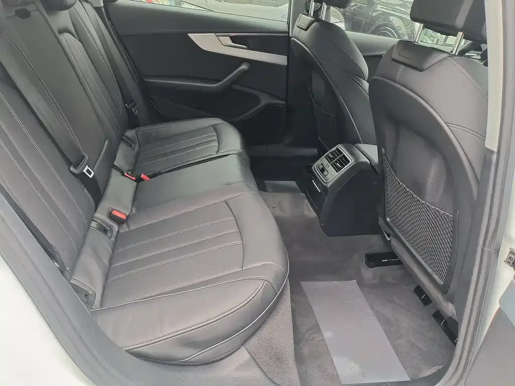 Audi A4L 2021 из CN, фото 8