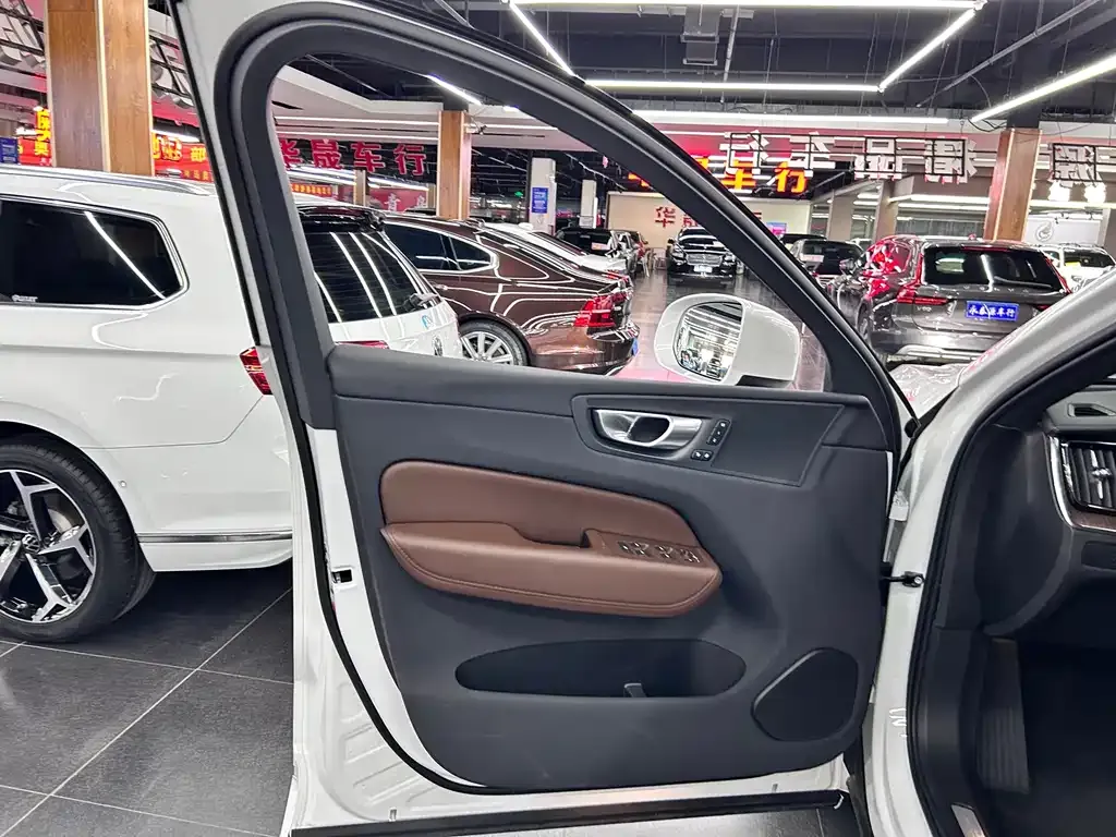 Volvo XC60 PHEV 2023 из CN, фото 8