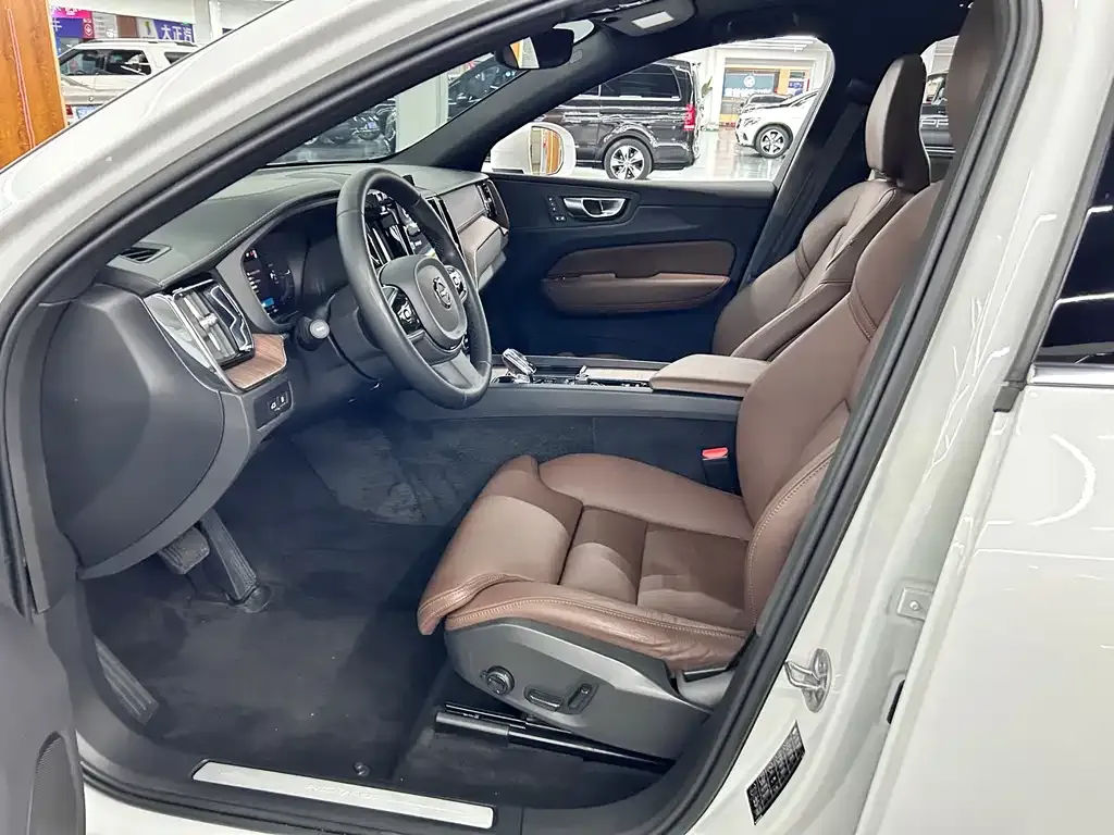 Volvo XC60 PHEV 2023 из CN, фото 9
