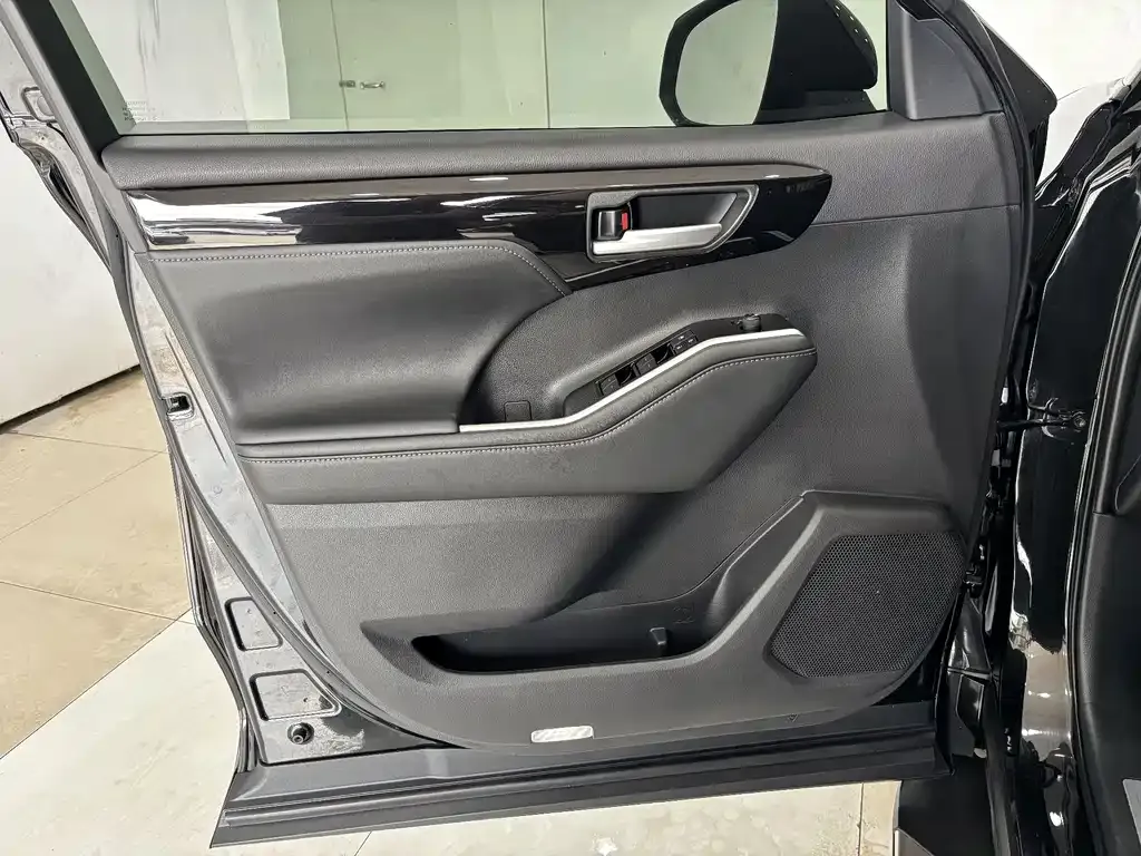 Toyota Highlander — фото 10