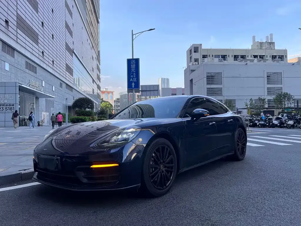 Porsche Panamera — фото 1