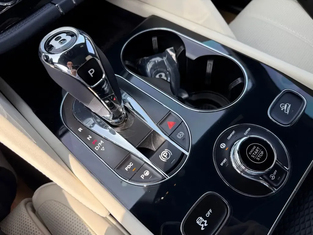 Bentley Bentayga 2023 из CN, фото 10