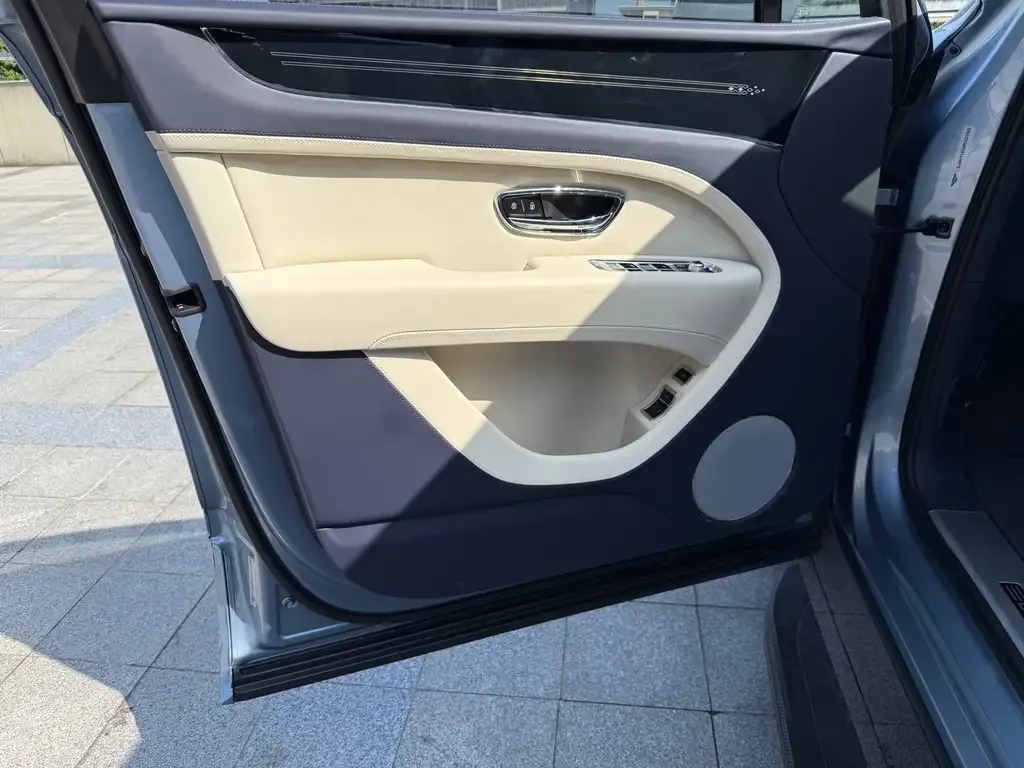 Bentley Bentayga 2023 из CN, фото 7