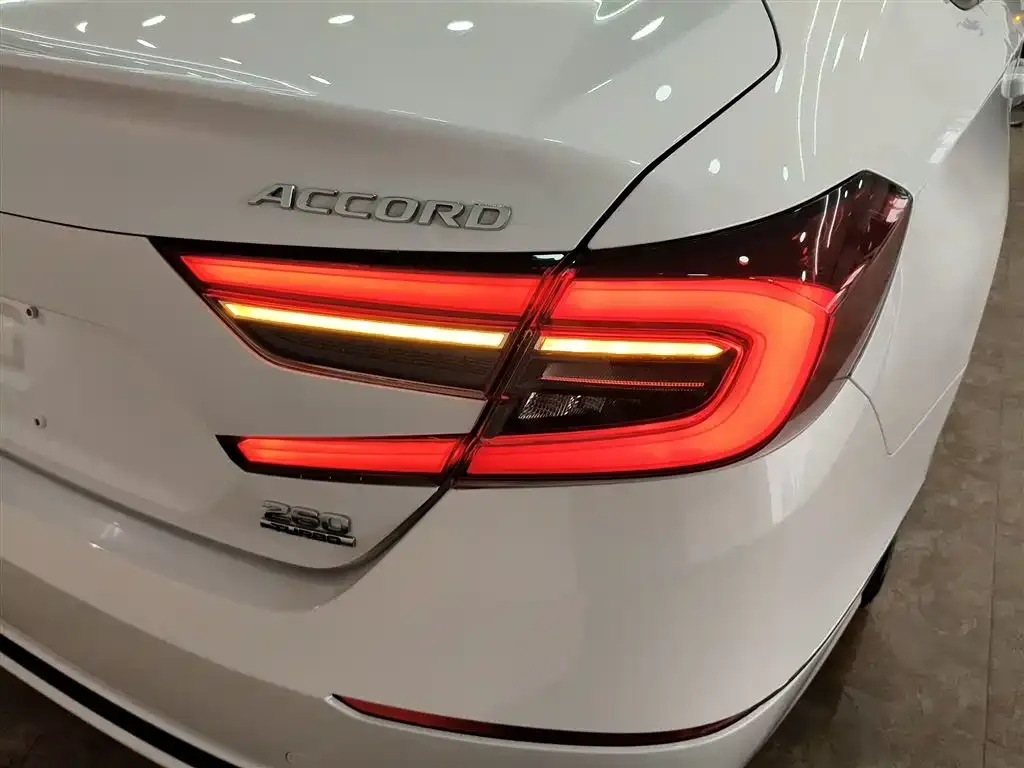 Honda Accord — фото 8
