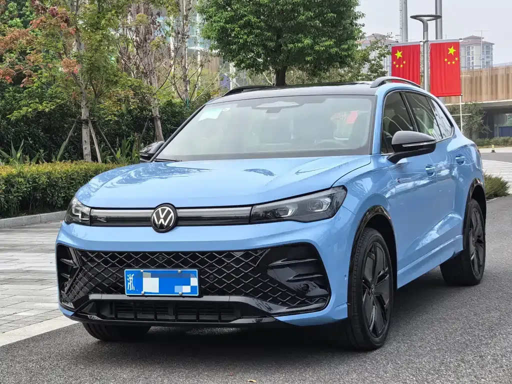 Volkswagen Tiguan L — фото 1