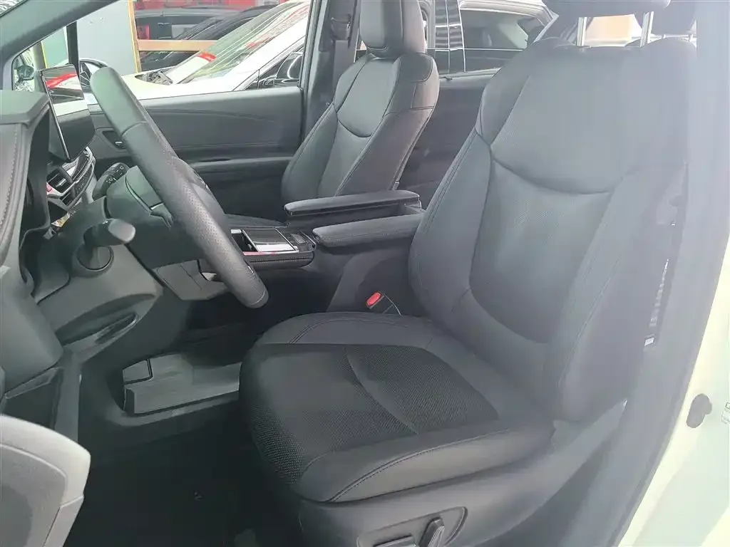 Toyota Granvia 2023 из CN, фото 10