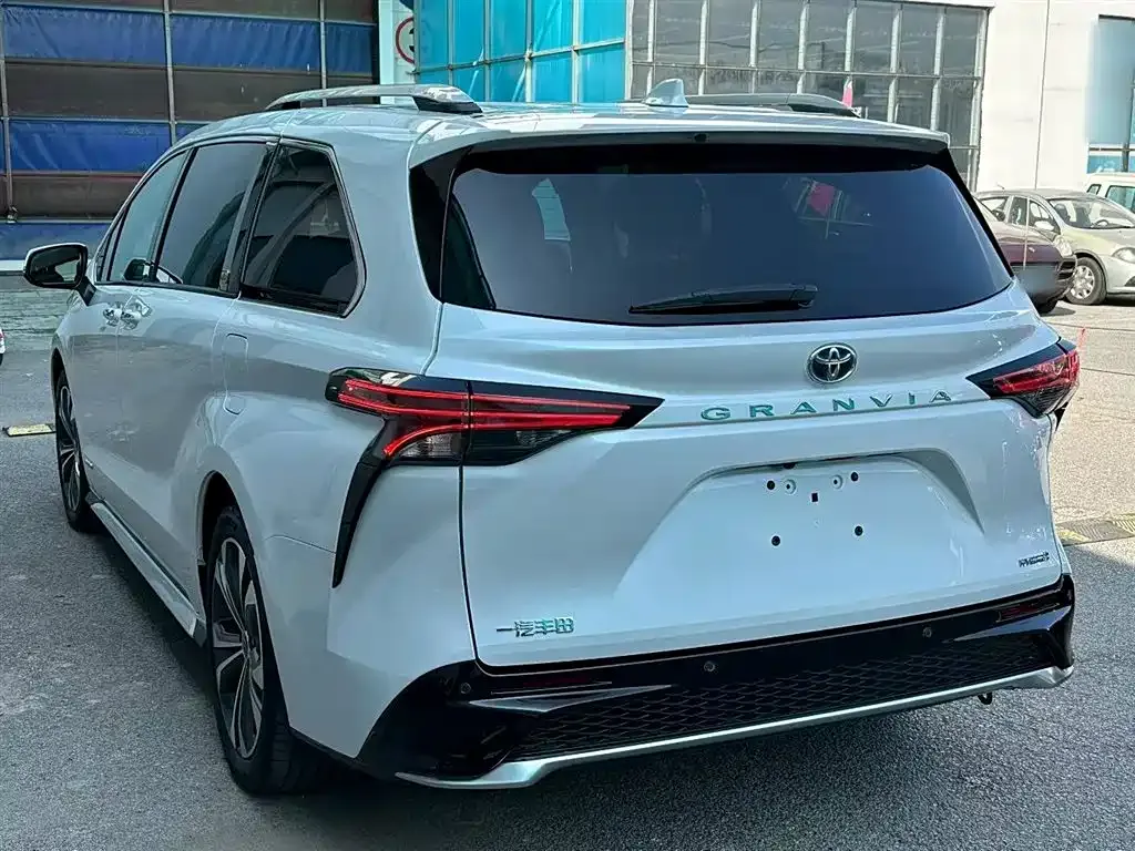 Toyota Granvia 2023 из CN, фото 9