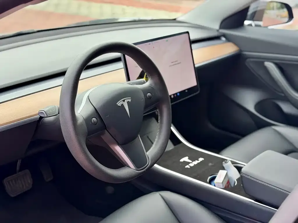 Tesla Model 3 — фото 10