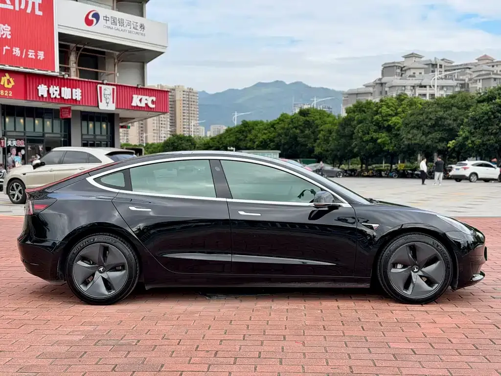Tesla Model 3 — фото 7