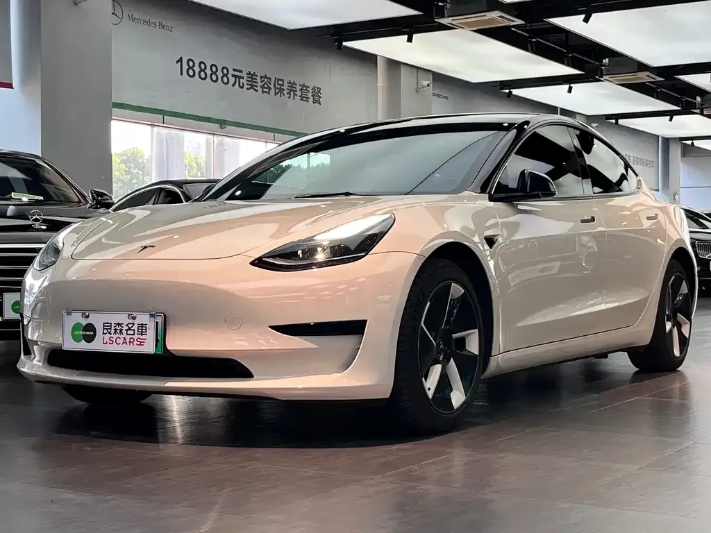 Tesla Model 3 — фото 1