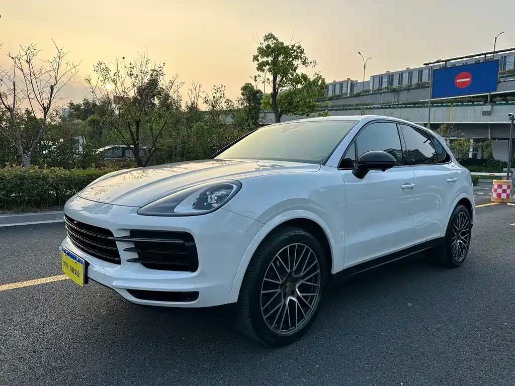 Porsche Cayenne — фото 1