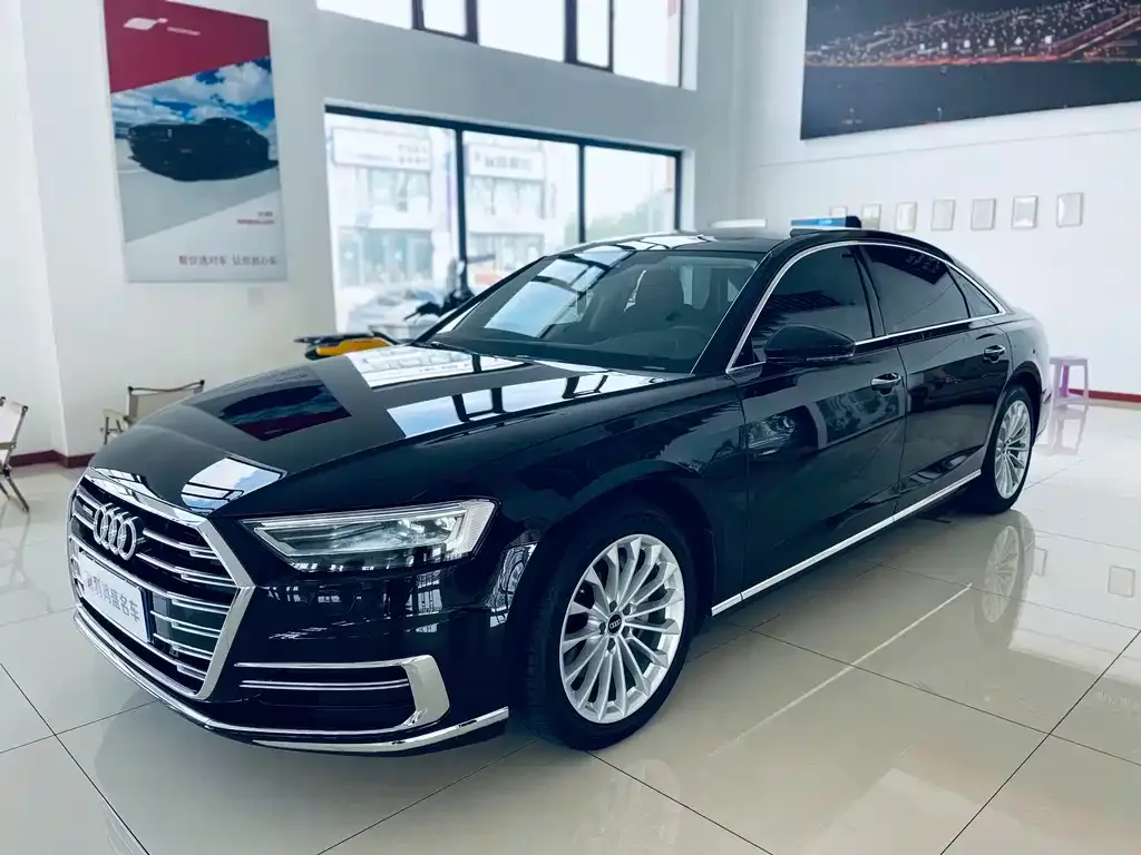 Audi A8 — фото 1