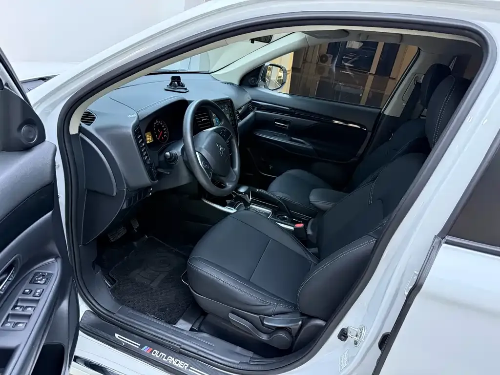 Mitsubishi Outlander 2021 из CN, фото 8