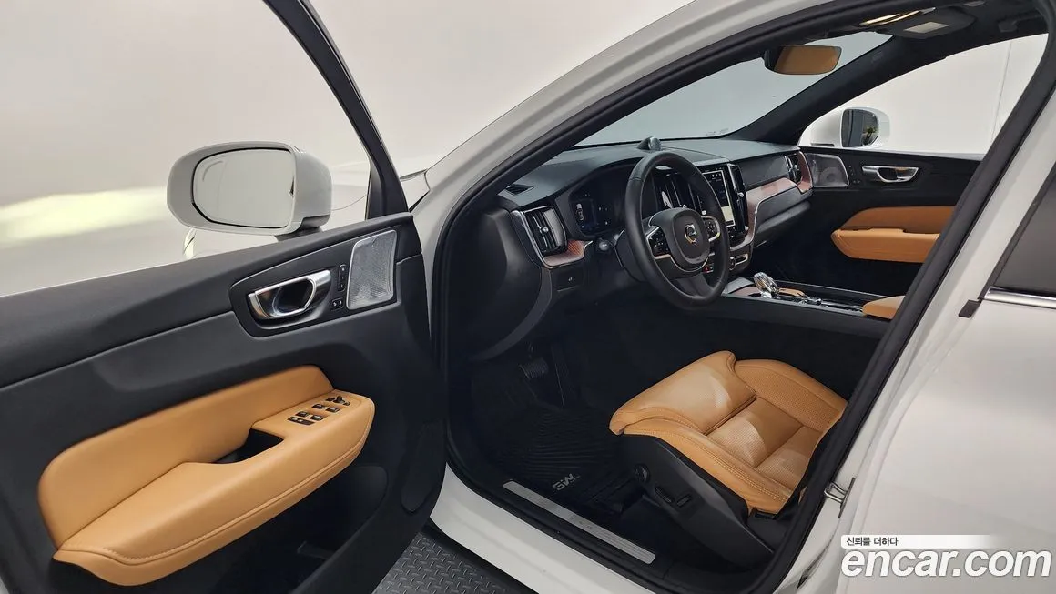 Volvo XC60 — фото 10