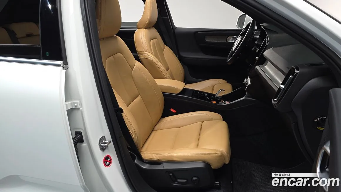 Volvo XC40 — фото 10