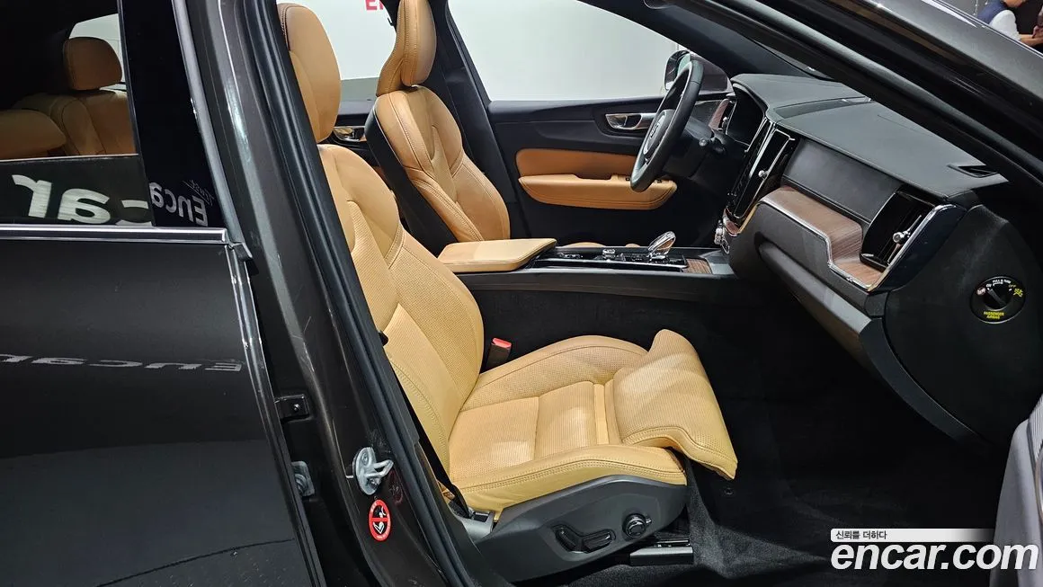 Volvo XC60 — фото 10