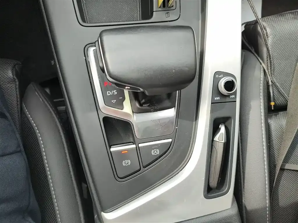 Audi A4L 2021 из CN, фото 7
