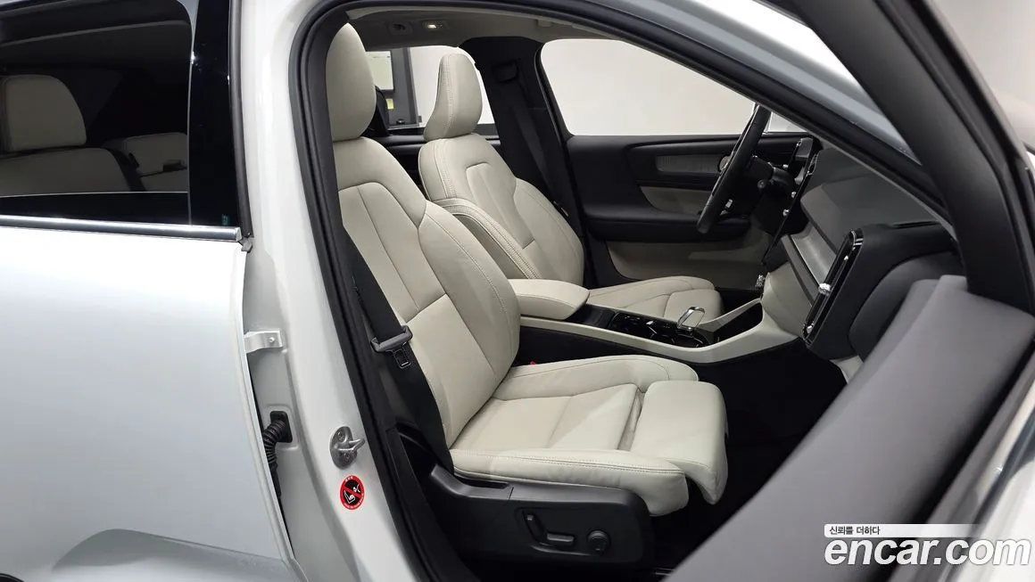 Volvo XC40 — фото 10