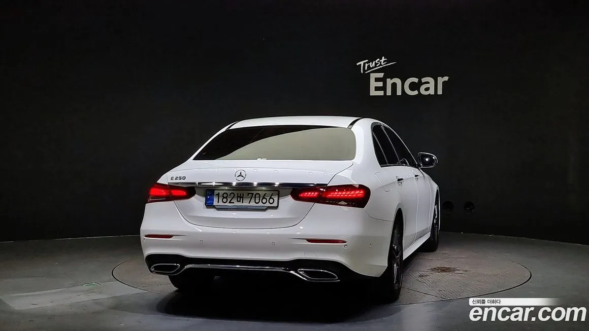Mercedes-Benz E-Class — фото 4