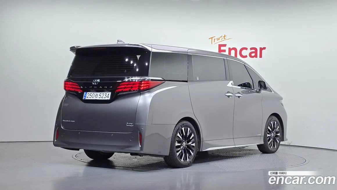 Toyota Alphard — фото 2