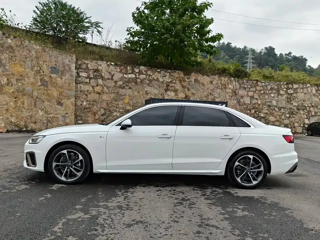 Audi A4L 2023 из CN, фото 3