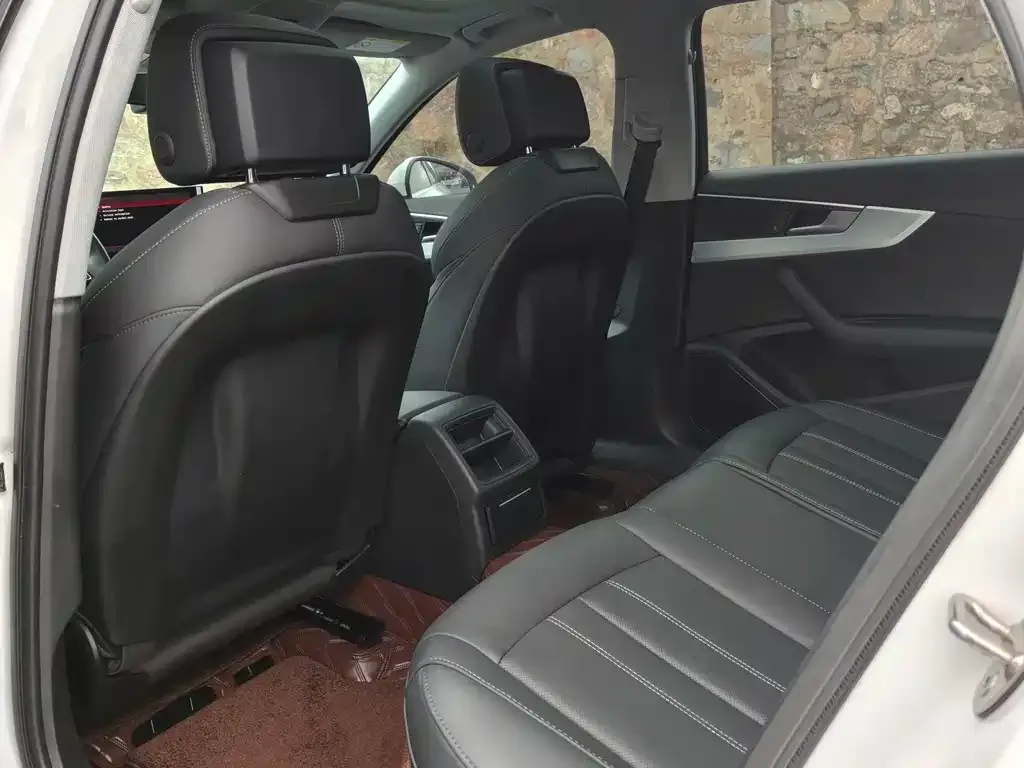 Audi A4L 2023 из CN, фото 6