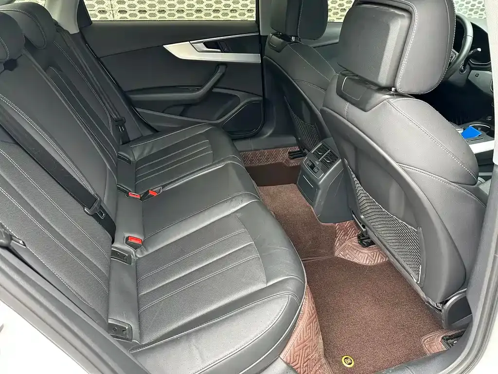 Audi A4L 2022 из CN, фото 6