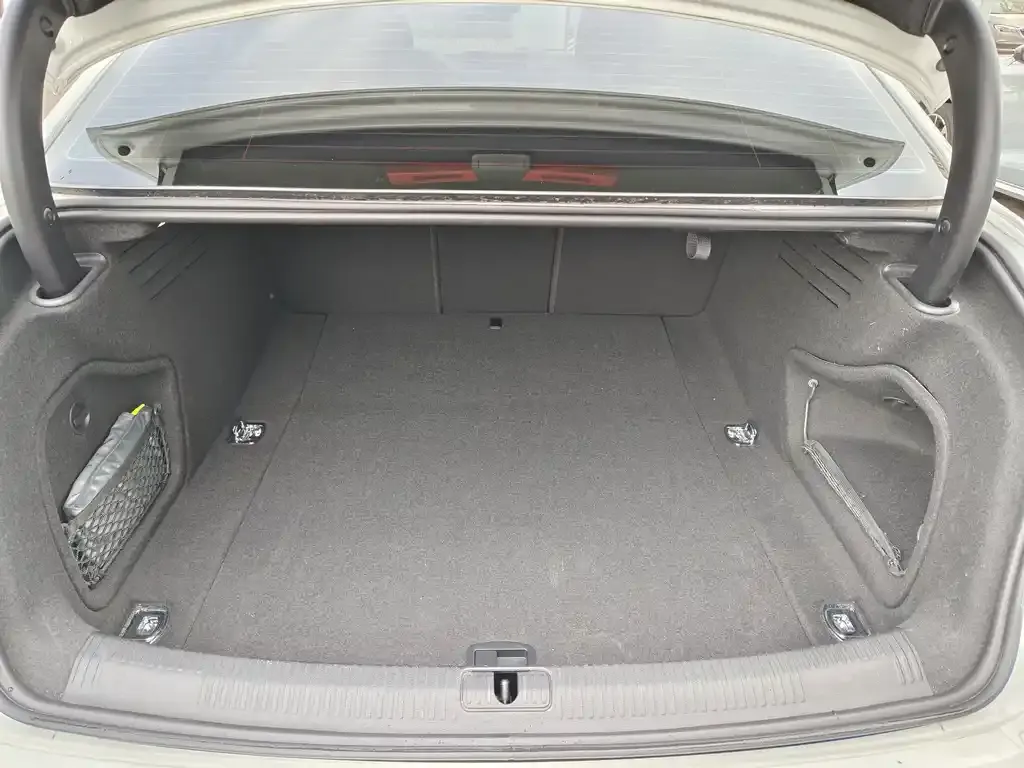 Audi A4L 2022 из CN, фото 8
